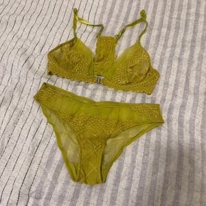 Lace Bra and Panties Set (34B, XS-S)